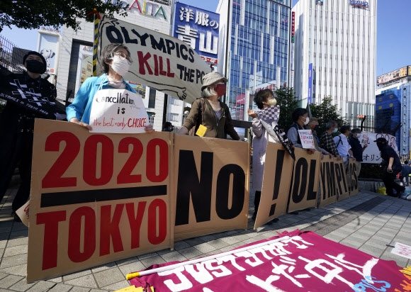 올림픽에 대한 일본 국민의 저항감이 갈수록 커지는 가운데 도쿄시민들이 신주쿠 번화가 광장에서 대회 취소를 요구하는 집회를 갖고 있다. 도쿄 EPA 연합뉴스