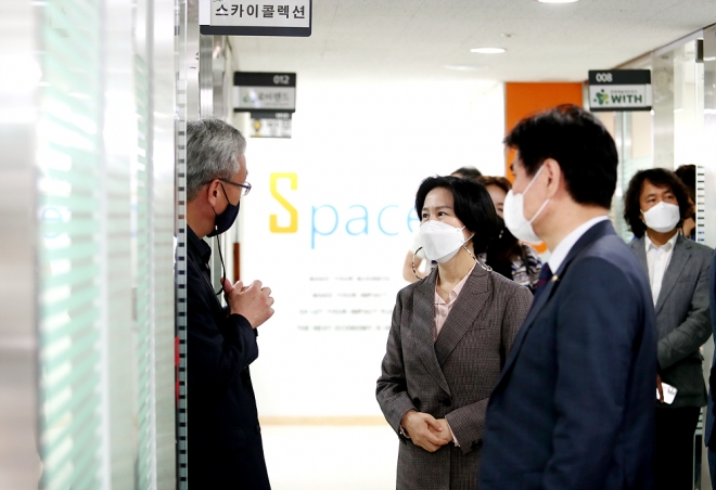 김수영(왼쪽 두번째) 양천구청장이 양천 디지털 상상캠퍼스 시설을 둘러보던 중 관계자의 설명을 듣고 있다. 양천구 제공 