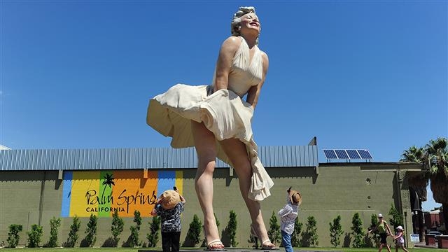 미국 캘리포니아 팜스프링스미술관 앞에 설치된 미국의 전설적 여배우 매릴린 먼로의 7m 높이 조각상 ‘포에버 매릴린’. 먼로가 출연한 영화 ‘7년 만의 외출’의 특정 장면을 재현한 것으로, 먼로의 속옷이 다 드러나는 탓에 설치의 부적절성이 처음 설치된 2012년 이래 꾸준히 제기됐지만, 장소를 옮겨 가며 전시되고 있어 논란이 지속되고 있다. 여성과 여배우에 대한 건강한 이미지를 훼손한다는 것이 문제 제기의 핵심이다. 게티이미지