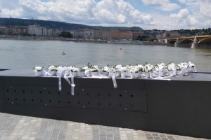 헝가리 선박사고 2주기, 추모조형물 세웠다