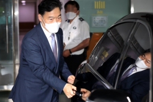 정권 수사 공 넘겨받은 김오수… ‘정치 중립성’ 논란 꼬리표 뗄까