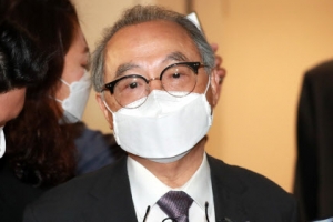 [포토] ‘강제추행 혐의’ 오거돈, 첫 공판 출석