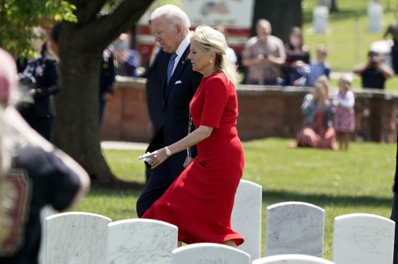 미국의 현충일인 31일(현지시간) 워싱턴DC 인근 알링턴 국립묘지를 찾은 조 바이든 대통령과 영부인 질 바이든 여사. AP