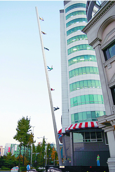 하늘을 향해 걷는 사람들