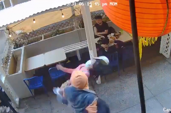 지난달 31일(현지시간) 오후 6시 15분쯤 뉴욕 맨해튼 차이나타운의 한 식당 앞에서 한 흑인 남성이 일면식도 없는 아시아계 여성을 향해 이유도 없이 주먹을 날려 체포됐다.  트위터 캡처