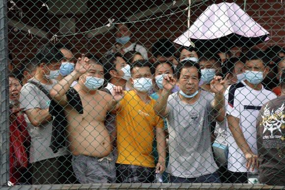 광저우 시민들이 지난달 30일 코로나 검사를 받기 위해 기다리고 있다. 연합뉴스