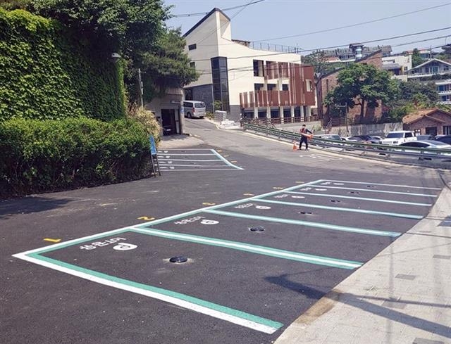 서울 성북구가 1일부터 시범 운영하는 성북동 복사골 사물인터넷(IoT) 공유주차장.  성북구 제공
