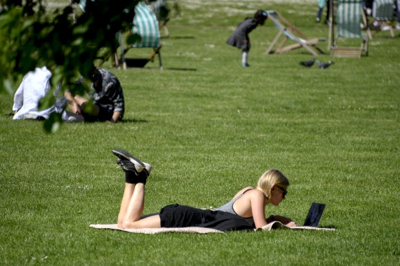 영국 런던 시민들이 성 제임스 공원에서 1일(현지시간) 여가를 즐기고 있다. 2021.6.1  AP 연합뉴스