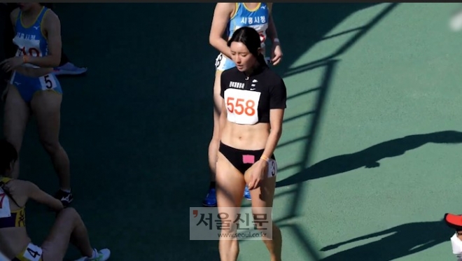 400미터를 마치고 들어오는 김 선수 모습. 김 선수는 결승점을 통과한 후 느끼는 전신에 가하는 고통은 뛰어보지 않은 사람은 결코 알 수 없다고 말할 정도로 크다고 한다.(사진=유튜브 SPHiNX 캡처)