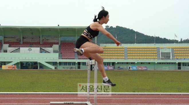 허들 넘는 연습을 하고 있는 김지은 선수 모습