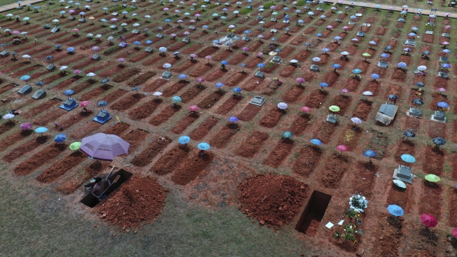 지난 3월 페루 이키토스의 공원 묘지에서 한 인부가 무덤을 파고 있다. 이키토스 AP 연합뉴스