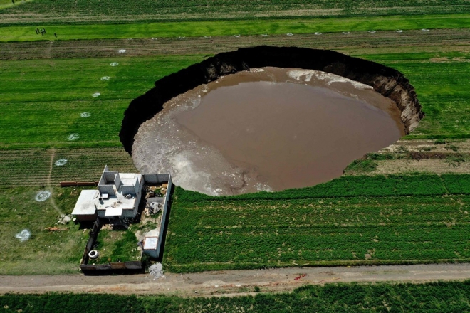멕시코 중부 푸에블라 주 한 농지에 발생한 거대한 싱크홀의 모습. 사진=AFP 연합뉴스