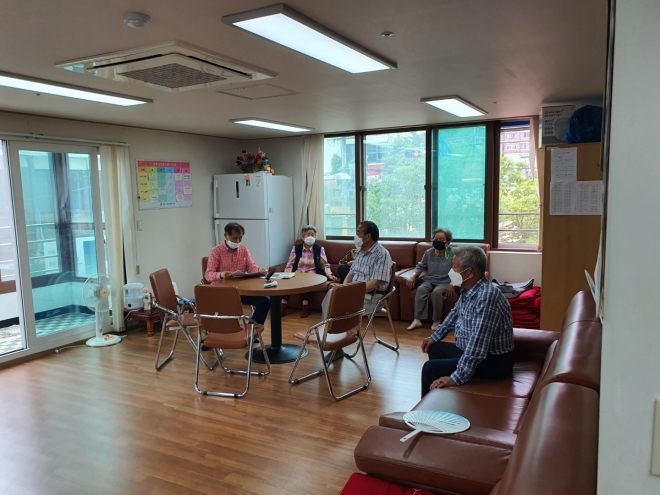 코로나19 예방접종을 끝낸 서울 중구 노인들이 지난 1일부터 종일 개방하고 있는 다산경로당을 이용하고 있다. 중구 제공 