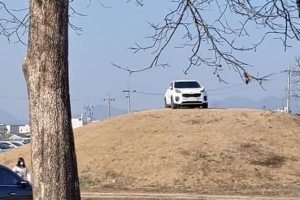 “고분인 줄 몰랐다”…신라 고분 위에 올라간 SUV 운전자, 기소유예