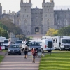 여왕이 코로나피해 머무는 윈저성 앞에 캠핑카 30대 주차