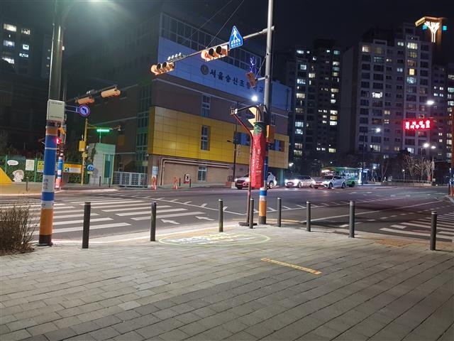 서울 성동구 숭신초등학교 앞에 설치된 스마트 횡단보도. 성동구 제공