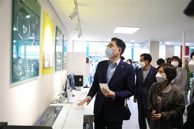 이정훈 강동구청장이 지난달 21일 문을 연 6개의 ‘구천면로 문화 및 마을공동체 활동공간’ 가운데 하나인 예술 거점 공간 ‘강동생활문화센터 예감’을 둘러보고 있다. 강동구 제공