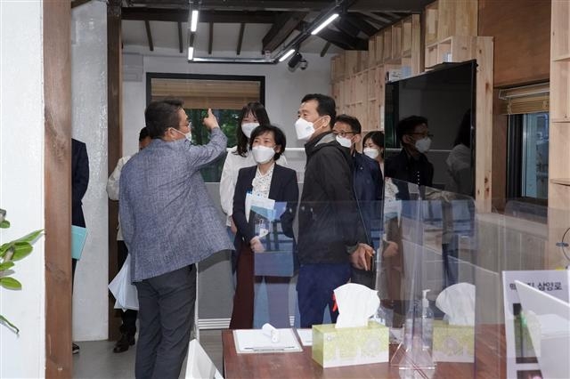 이승로(오른쪽) 서울 성북구청장이 삼양로 거리에서 창업을 한 청년들을 지원하는 복합문화공간 ‘청년공간 길이음’ 내부를 둘러보고 있다. 성북구 제공