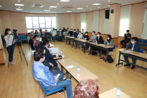 고래고기 식당 “혼획 밍크고래까지 못 팔면 살길 막막” 해수부 “4개 종 보호 장기적 검토… 주민 입장 들을 것”