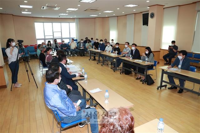 2일 울산 남구 장생포복지문화센터에서 장생포 주민과 고래고기 음식점 업주, 해양수산부 관계자 등이 참석한 가운데 간담회가 열렸다. 참석한 음식점 업주들이 이재영 해양수산부 해양생태과장에게 밍크고래를 해양보호생물종에서 제외해줄 것을 건의하고 있다.