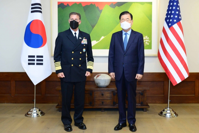 정의용(오른쪽) 외교부 장관은 3일 존 아퀼리노 미국 신임 인도태평양사령관과 서울 한남동 장관 공관에서 조찬을 한 뒤 기념사진을 찍고 있다. 외교부 제공