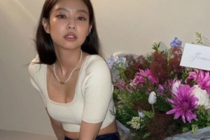 [포토] 블랙핑크 제니, 크롭티로 뽐낸 ‘개미허리’