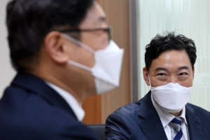 “시간 필요하다”는 검찰총장에 법무장관은 ‘듣기’만 했다