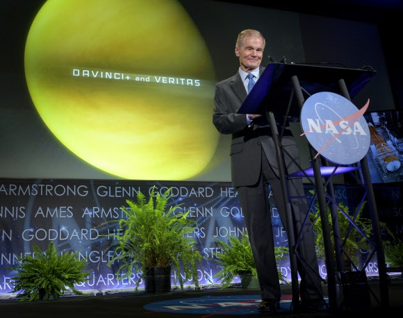 빌 넬슨 NASA 국장이 2일(현지시간) 금성 탐사프로그램 공모전 수상작을 발표하고 있다. AP 연합뉴스