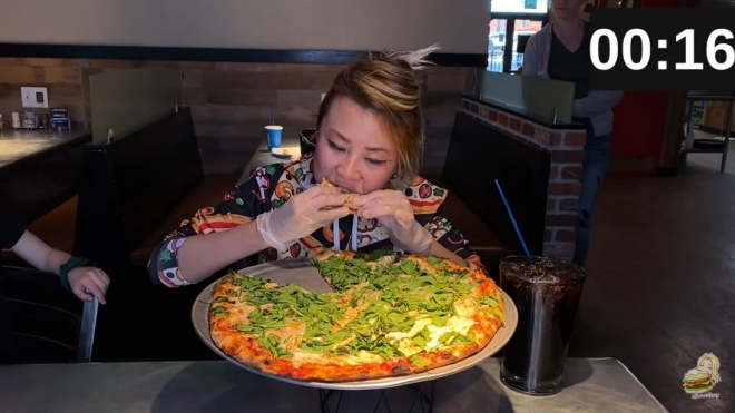 유튜버 레이나 황이 피자 먹기에 도전하는 모습. 유튜브 화면 캡처