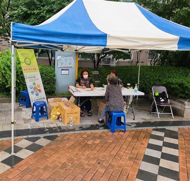 전문 상담사가 주민에게 가정에서 전기·가스·수도 등 각종 에너지 사용량을 줄일 수 있는 방안에 대해 설명하고 있다. 구로구 제공