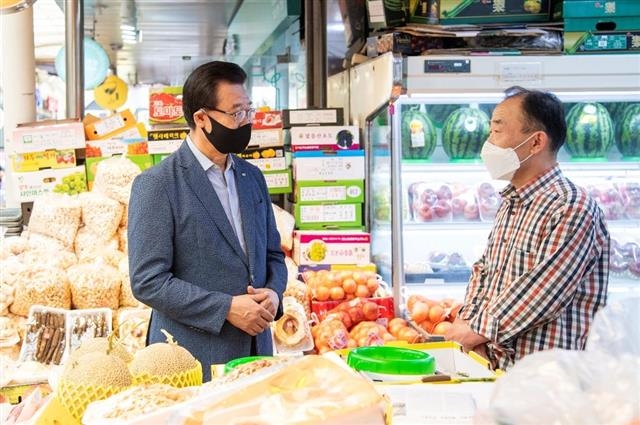 성장현(왼쪽) 용산구청장이 지난 2일 서울 용산구 이촌종합시장에서 시장 상인과 대화를 나누고 있다. 용산구 제공