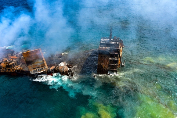 화학물질 실은 선박 침몰… 스리랑카 끔찍한 해양오염 현실화