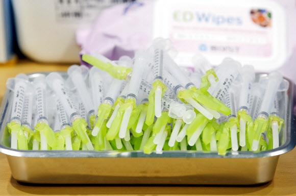 쌓여있는 백신 접종 주사기