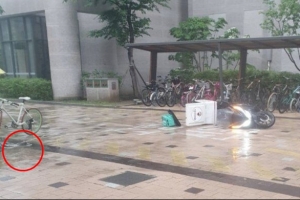 아파트단지서 줄에 걸려 넘어진 배달 오토바이 ‘트랩 논란’