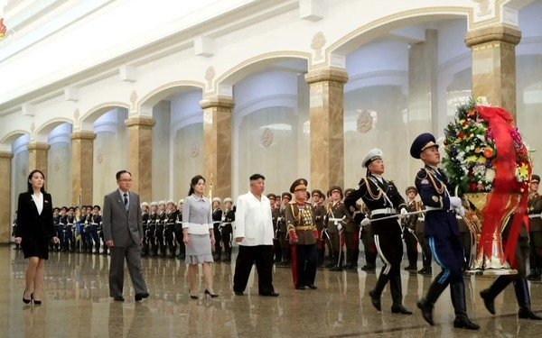 지난 4월 15일 태양절에 이른바 백두혈통인 김정은 총비서, 김여정 부부장과 나란히 당 출신으로는 유일하게 금수산태양궁전을 참배하는 조용원 당중앙위원회 조직비서 겸 당중앙위원회 정치국 상무위원.