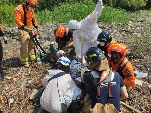 4일 오전 경기 고양시 일산동구 장항습지 입구 부근에서 지뢰 추정 폭발 사고가 나 소방 당국이 구조 중이다. 일산소방서 제공.