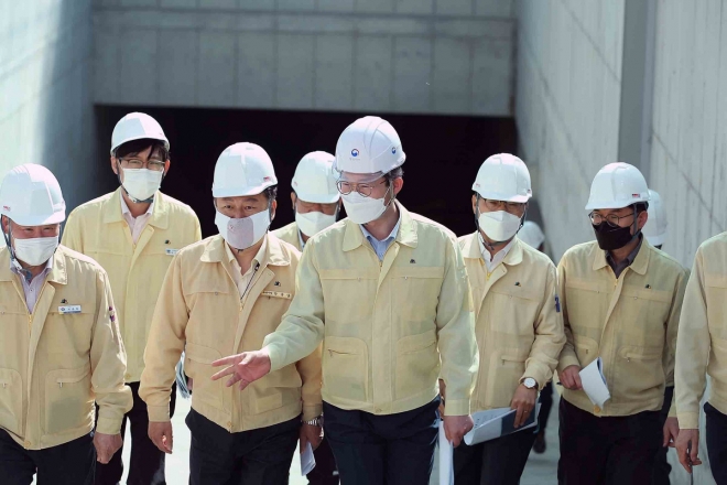 김희겸(왼쪽 3번째) 재난안전관리본부장은 4일 구리시 수택지구 우수저류시설과 왕숙천 둔치주차장을 현장점검하고 사업현황 청취와 관계자들을 격려했다. 경기도 제공