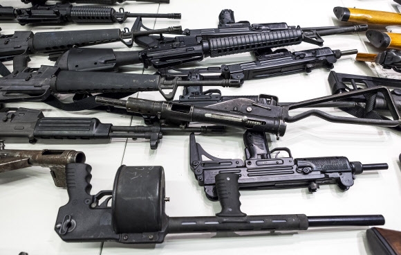 뉴욕 경찰(NYPD)가 공개한 미국 내 여러 종류의 총기. AP