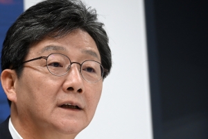 윤석열 직격한 유승민 “간 보기 그만하고 링 위에 올라오라”