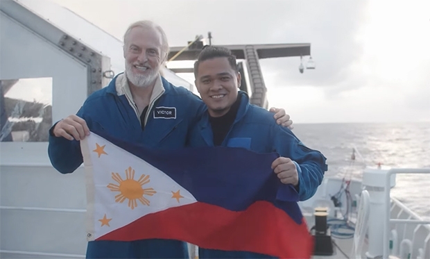지난 3월 필리핀국립대학교 해양과학연구소 소속 미생물해양학자 데오 플로렌스 온다(33) 박사는 해저탐험가로 널리 알려진 퇴역 미해군 장교 빅터 베스코보(55)와 함께 사상 최초로 엠덴 해연 탐사에 성공했다.