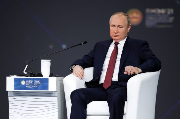 블라드미르 푸틴 러시아 대통령이 4일 상트페테르부르크 국제 경제포럼에 참석했다. 연합뉴스