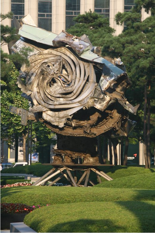 테헤란로 포스코 빌딩 앞 꽃이 피는 구조물-아마벨