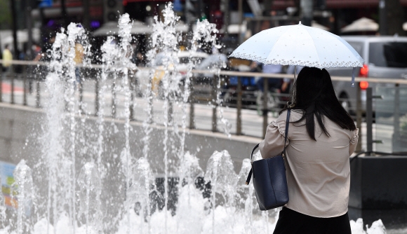 서울 낮 최고기온이 28도를 보인 8일 서울 청계천 광장에 시민들이 양산을 쓰고 뜨거운 햇살을 피하고 있다. 2021.6.8 오장환 기자 5zzang@seoul.co.kr