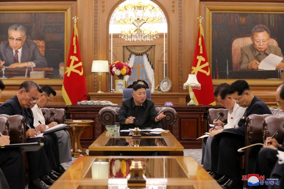 김정은, 국가경제 논의… 당중앙위·도당위 책임간부 협의회 소집 