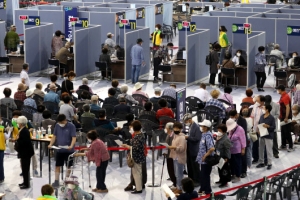 접종자 1000만… 완화된 방역 새달 시행, 전문가들은 “8~9월 확진자 증가” 경고