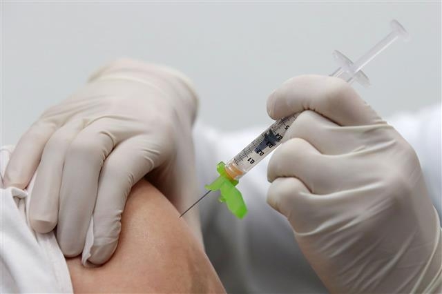 8일 오후 서울 용산구청에 마련된 신종 코로나바이러스 감염증(코로나19) 예방접종센터에서 의료진이 백신을 접종하고 있다. 2021.6.8 뉴스1