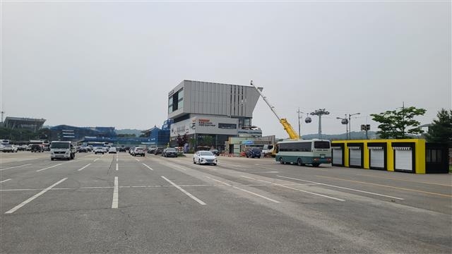 임진각 광장 내 민방위 대피소 앞에 설치한 노점판매시설(오른쪽 컨테이너 4개). 가운데 큰 건물은 임진각 곤돌라 탑승시설이며, 왼쪽 멀리 보이는 건물이 임진각.