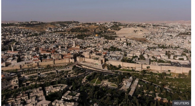 세상에서 가장 인구 밀도가 높은 곳으로 손꼽히는 이스라엘 예루살렘의 구시가지(올드 시티)를 담은 로이터 자료사진과 지도.
