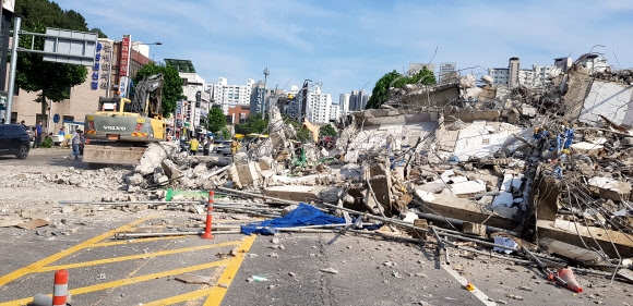광주서 철거 중 건물 붕괴…시내버스 등 덮쳐