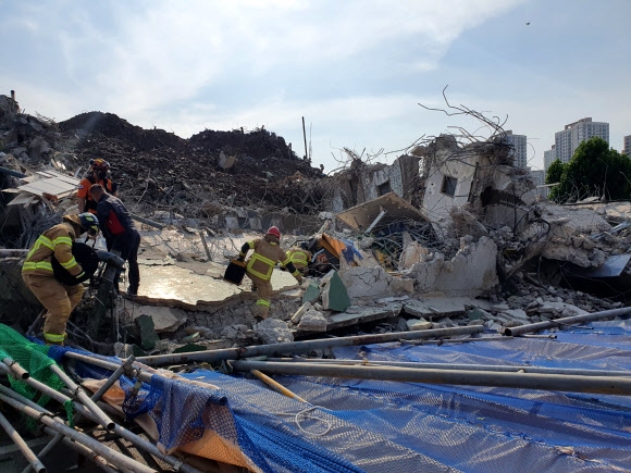 광주서 철거 중 건물 붕괴…시내버스 등 덮쳐